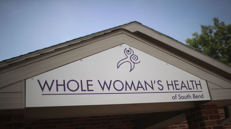Un cartel cuelga sobre Whole Woman's Health de South Bend el 19 de junio de 2019 en South Bend, Indiana, EE. UU. La clínica proporciona atención médica reproductiva para las mujeres, incluida la provisión de abortos. (Scott Olson/Getty Images)