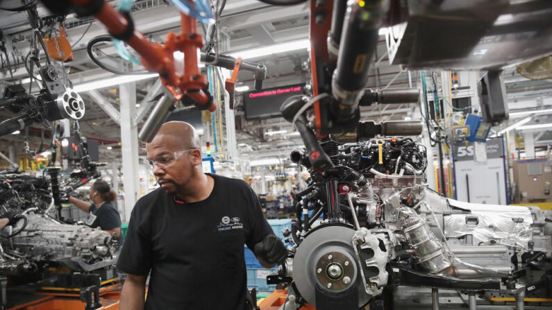 Trabajadores ensamblan vehículos Ford en la planta de ensamblaje de Chicago el 24 de junio de 2019, en Chicago, Illinois. (Scott Olson/Getty Images)
