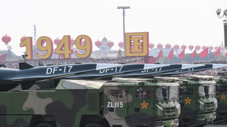 Vehículos militares del Partido Comunista Chino transportan misiles DF-17 en un desfile militar, en la Plaza de Tiananmen, en Beijing, el 1 de octubre de 2019. (Greg Baker/AFP vía Getty Images)