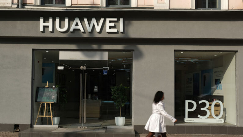Una tienda de Huawei en Kiev, Ucrania,  el 03 de octubre de 2019. (Sean Gallup/Getty Images)