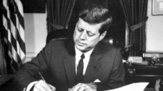 Sobrinos de JFK instan a la Admin. Biden a publicar los últimos documentos relativos al asesinato
