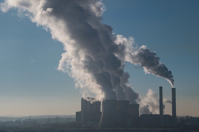 El vapor y los gases de escape se elevan desde la central eléctrica de carbón RWE Weisweiler el 21 de enero de 2019 en Schophoven, Alemania. (Lukas Schulze/Getty Images)