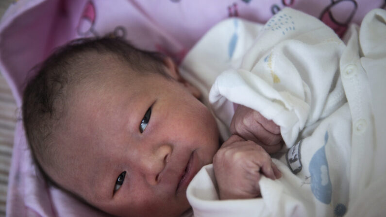  Un recién nacido en un hospital obstétrico privado el 21 de febrero de 2020 en Wuhan, provincia de Hubei, China. Debido a la escasez de recursos médicos en Wuhan, muchas mujeres optan por dar a luz en hospitales privados. (Getty Images)