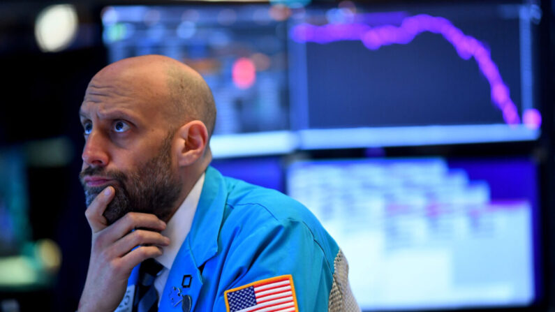 Un operador trabaja durante la campana de apertura de la Bolsa de Nueva York (NYSE) en Wall Street, en la ciudad de Nueva York, el 19 de marzo de 2020. (Johannes Eisele/AFP vía Getty Images)