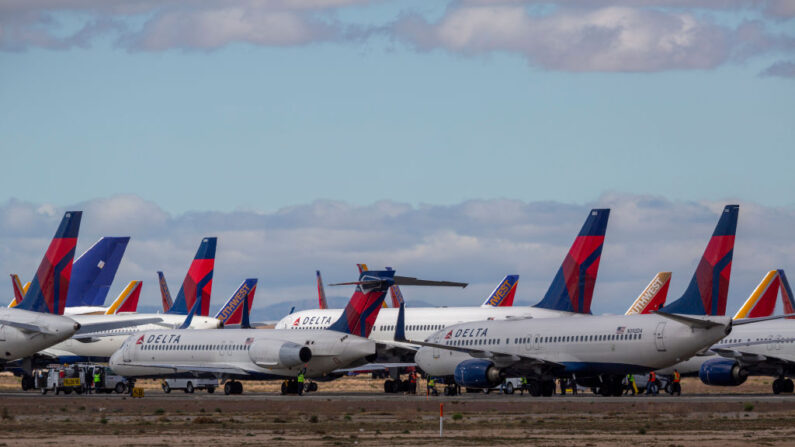 Los aviones de Delta Air Lines estacionados en cantidades cada vez mayores en el Aeropuerto de Logística del Sur de California (SCLA), el 24 de marzo de 2020, en Victorville, California. (David McNew/Getty Images)