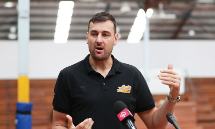 Andrew Bogut habla con los medios de comunicación durante una conferencia de prensa en el Centro de baloncesto de Auburn, en Sydney, Australia, el 20 de marzo de 2020. (Matt King/Getty Images)
