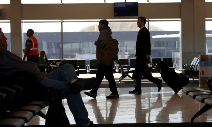 Varios viajeros caminan por la terminal A del Aeropuerto Internacional Hartsfield-Jackson de Atlanta (Georgia) el 20 de abril de 2020. (Rob Carr/Getty Images)