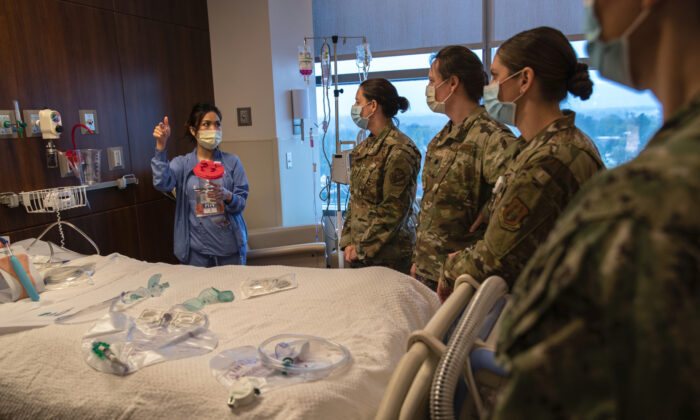 El personal médico militar de EE. UU., incluida la reserva del Ejército de EE. UU. y la Guardia Nacional de Connecticut, se capacitan con el personal del Hospital Stamford el 24 de abril de 2020 en Stamford, Connecticut. (John Moore/Getty Images)