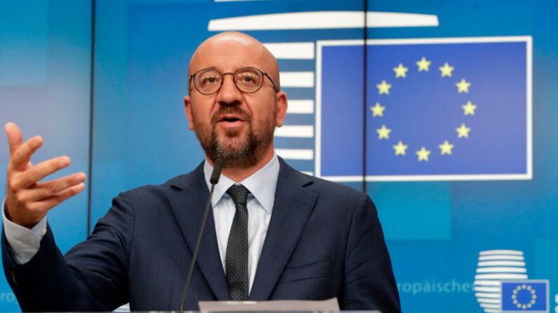 El presidente del Consejo Europeo Charles Michel hace un gesto al dirigirse a una conferencia de prensa al final de una cumbre europea en formato de videoconferencia, en Bruselas (Bélgica), el 19 de agosto de 2020. (Foto de OLIVIER HOSLET/POOL/AFP a través de Getty Images)