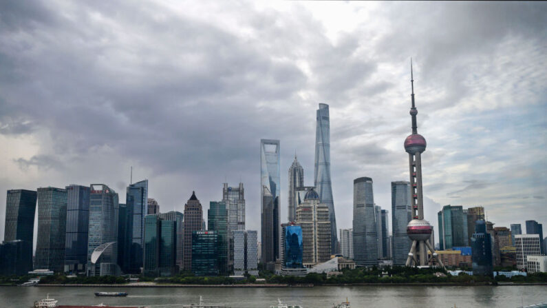 Barcos viajan por el río Huangpu mientras se ve el horizonte de la ciudad, incluyendo la Torre de Televisión de la Perla Oriental y la Torre de Shanghai, el 28 de agosto de 2020 en Shanghai, China. (Kevin Frayer/Getty Images)