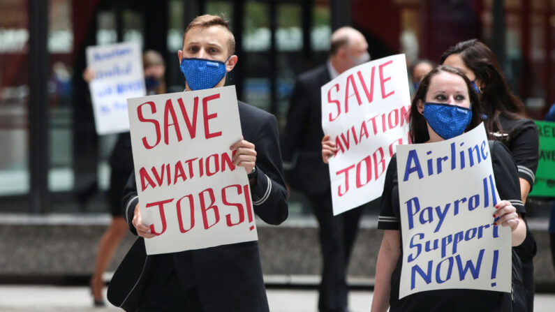 Imagen de archivo. Trabajadores del sector aéreo sostienen pancartas durante una protesta en la Federal Plaza de Chicago, Illinois, el 9 de septiembre de 2020, para salvar los puestos de trabajo de la aviación.  (Kamil Krzaczynski/AFP vía Getty Images)