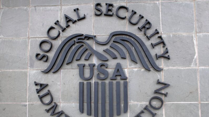 El logotipo de la Administración del Seguro Social de EE. UU. en un edificio del Seguro Social en Burbank, California, el 5 de noviembre de 2020. (Valerie Macon/AFP a través de Getty Images)