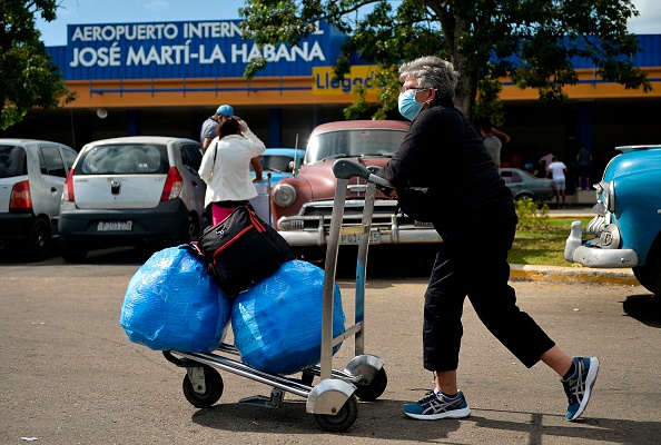 Una cubano americano lleva su equipaje mientras sale del Aeropuerto Internacional José Martí de La Habana el 20 de noviembre de 2020. (Foto de YAMIL LAGE/AFP a través de Getty Images)