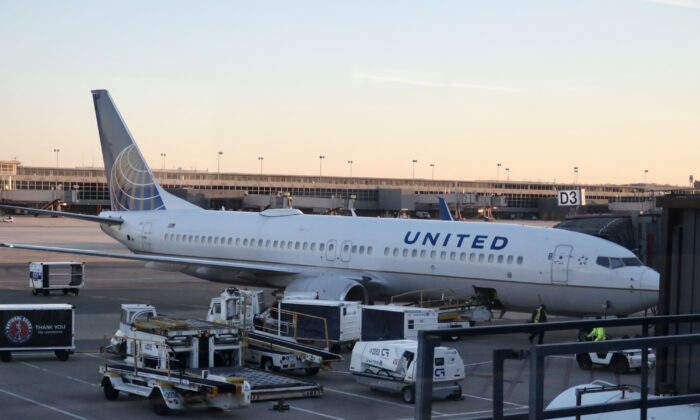Un avión Boeing 737 de United Airlines permanece acoplado a una puerta de embarque del Aeropuerto Internacional Dulles de Washington en Dulles (Virginia) el 2 de marzo de 2021. (Daniel Slim/AFP vía Getty Images)