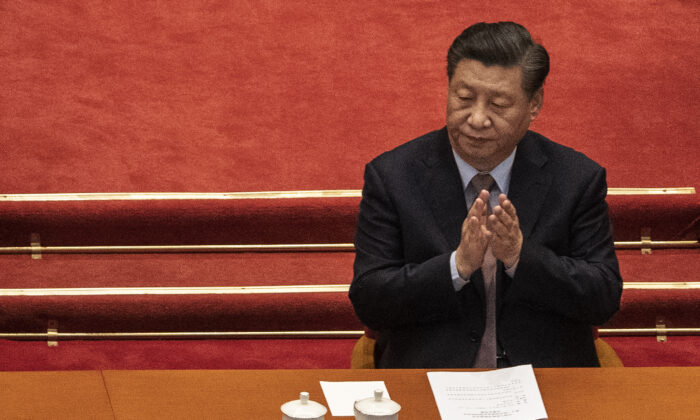 El líder chino Xi Jinping aplaude durante la sesión inaugural de la Conferencia Consultiva Política del Pueblo Chino, en el Gran Palacio del Pueblo, el 4 de marzo de 2021, en Beijing, China. (Kevin Frayer/Getty Images)