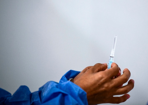 Un trabajador sanitario prepara una dosis de la vacuna desarrollada por  el laboratorio Sinopharm de China contra el COVID-19 en el centro de exposiciones de La Rural, en Buenos Aires, el 5 de marzo de 2021, en medio de la nueva pandemia de coronavirus. (Foto de RONALDO SCHEMIDT/AFP a través de Getty Images)