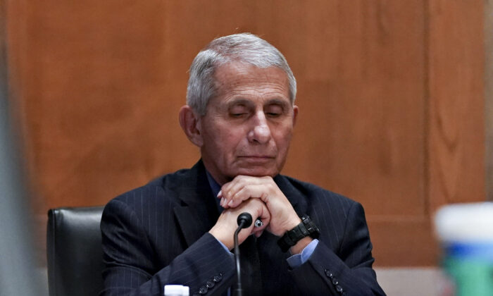 El Dr. Anthony Fauci, Director del Instituto Nacional de Alergias y Enfermedades Infecciosas, hace una pausa durante una audiencia del Subcomité de Asignaciones del Senado el 26 de mayo de 2021 en el Capitolio. El comité recibirá testimonios sobre el presupuesto del NIH para el año fiscal 22 y el estado actual de la investigación médica. (Stefani Reynolds-Pool/Getty Images)