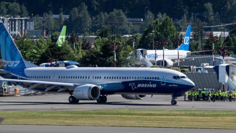 Un avión Boeing 737 MAX 10 pasa por la línea de vuelo antes de su primer vuelo en el Aeropuerto Municipal de Renton el 18 de junio de 2021 en Renton, Washington. (Stephen Brashear/Getty Images)
