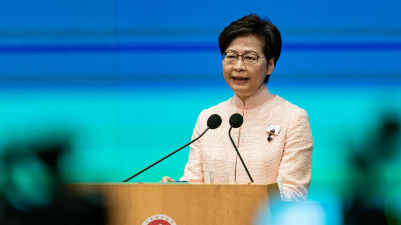 La jefa ejecutiva de Hong Kong, Carrie Lam Cheng Yuet-ngor, habla durante una rueda de prensa en las oficinas del gobierno central el 25 de junio de 2021 en Hong Kong, China. (Anthony Kwan/Getty Images)