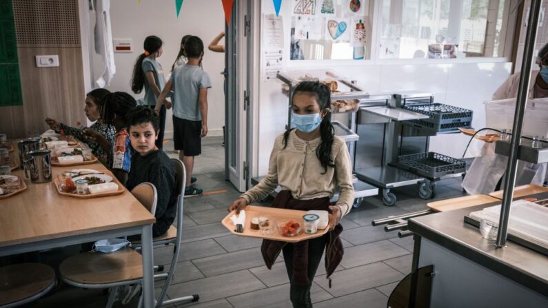 Alumnos almuerzan en el comedor escolar de la escuela Johannes Masset de Lyon el 28 de mayo de 2021. Imagen de archivo. (Jean-Philippe Ksiazek/AFP via Getty Images)