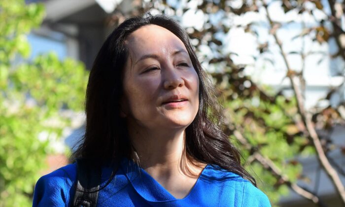 La CFO de Huawei, Meng Wanzhou, sale de su casa en Vancouver para asistir a su audiencia de extradición en la Corte Suprema de la Columbia Británica, en Vancouver (Canadá), el 4 de agosto de 2021. (Don Mackinnon/AFP vía Getty Images)
