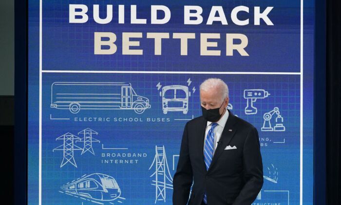 El presidente de EE. UU. Joe Biden llega participa en una reunión virtual en Washington el 11 de agosto de 2021. (MANDEL NGAN/AFP vía Getty Images)
