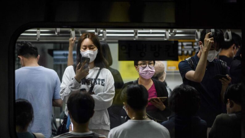 Los pasajeros viajan en un tren subterráneo en Seúl, Corea del Sur, el 16 de septiembre de 2021. (ANTHONY WALLACE/AFP vía Getty Images)