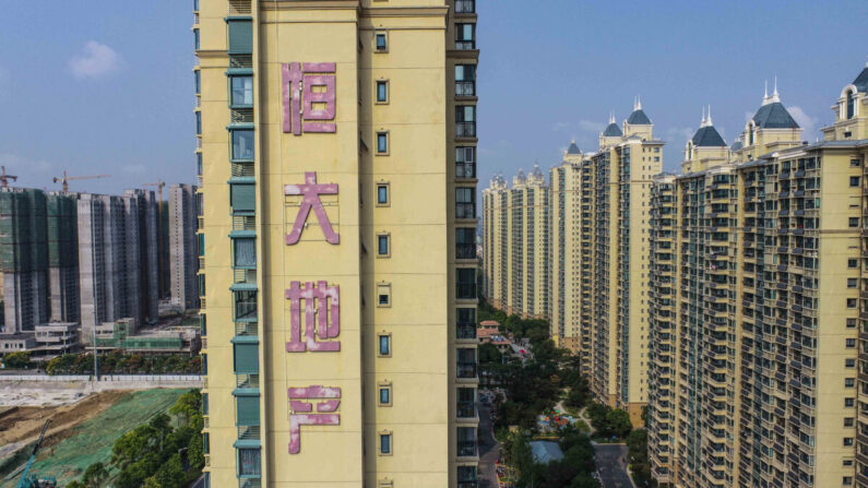 Esta foto aérea tomada el 17 de septiembre de 2021 muestra un complejo de viviendas del promotor inmobiliario chino Evergrande en Huaian, en la provincia oriental china de Jiangsu. - China OUT (STR/AFP vía Getty Images)