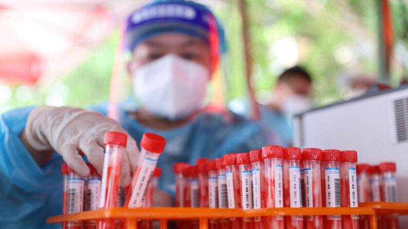 Un trabajador médico recoge muestras para analizar el COVID-19 en Xiamen, provincia de Fujian, China, el 18 de septiembre de 2021. (STR/AFP vía Getty Images)