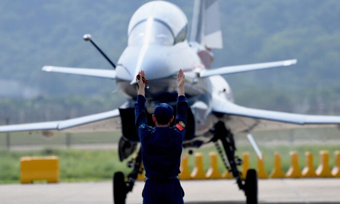 Un militar guía un J-10 de Chengdu Aircraft Corporation de la Fuerza Aérea del Ejército Popular de Liberación (PLAAF) después de su programa de demostración de vuelo en la 13ª Exposición Internacional de Aviación y Aeroespacial de China en Zhuhai, en la provincia meridional china de Guangdong, el 28 de septiembre de 2021. (Noel Celis/AFP vía Getty Images)