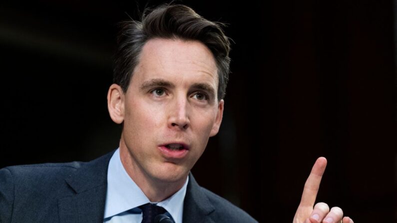 El senador Josh Hawley, R-MO habla durante la audiencia del Comité Judicial del Senado para examinar la ley de aborto de Texas, en el Capitolio en Washington, DC, 29 de septiembre de 2021. (TOM WILLIAMS/POOL/AFP vía Getty Images)