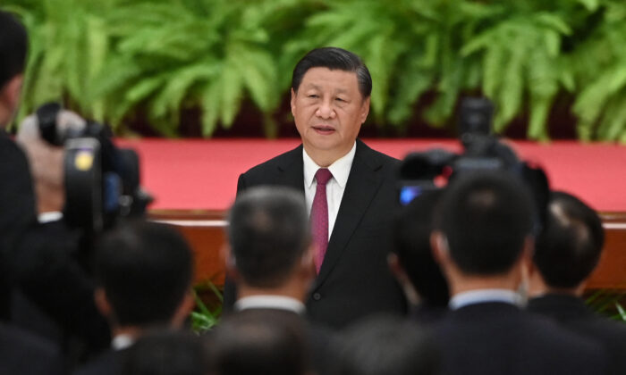 El líder chino Xi Jinping canta el himno nacional durante una recepción en el Gran Salón del Pueblo, en Beijing, China, el 30 de septiembre de 2021. (Greg Baker/AFP a través de Getty Images)