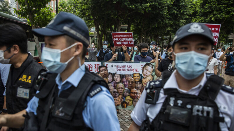 Activistas prodemocráticos (C) de la Liga de Socialdemócratas protestan en el distrito de Wan Chai de Hong Kong el 1 de octubre de 2021, cuando Beijing celebra sus 72 años de gobierno. (Isaac Lawrence/AFP vía Getty Images)
