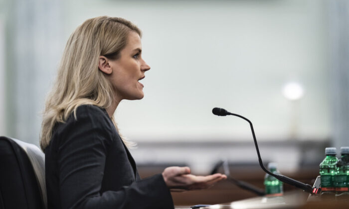 La exempleada de Facebook Frances Haugen testifica durante una audiencia del Comité del Senado de Comercio, Ciencia y Transporte titulada "Proteger a los niños en internet: testimonio de una denunciante de Facebook" en el Capitolio en Washington el 5 de octubre de 2021. (Jabin Botsford-Pool/Getty Images)