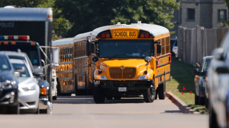 Los autobuses escolares en la escuela secundaria Timberview el 6 de octubre de 2021 en Arlington, Texas. Imagen ilustrativa. (Stewart F. House/Getty Images)