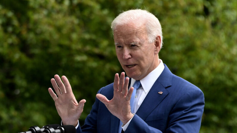 El presidente de Estados Unidos, Joe Biden, habla después de firmar tres proclamaciones que restauran las protecciones de los monumentos nacionales Bears Ears, Grand Staircase-Escalante y Northeast Canyons and Seamounts, en el jardín norte de la Casa Blanca en Washington, DC, el 8 de octubre de 2021. (OLIVIER DOULIERY/AFP vía Getty Images)