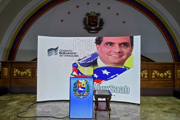 La imagen del empresario colombiano Alexander Saab se proyecta en una pantalla en la Asamblea Nacional del régimen, en Caracas el 16 de octubre de 2021, antes de una rueda de prensa. La delegación del régimen de Maduro suspendió el proceso de diálogo con la oposición en México tras la extradición a EE. UU. del empresario colombiano Alex Saab, presunto testaferro de Nicolás Maduro. (Foto de FEDERICO PARRA/AFP a través de Getty Images)