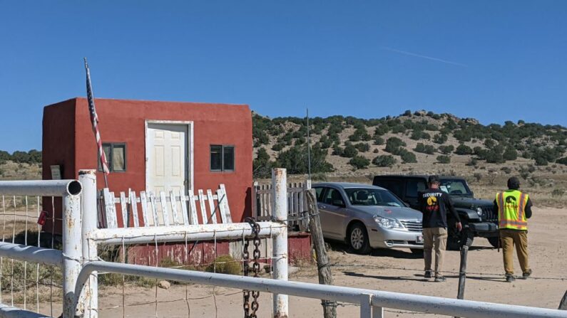 Guardias de seguridad se paran en la entrada del rancho Bonanza, donde el actor Alec Baldwin disparó una pistola matando accidentalmente a la directora de fotografía e hiriendo al director de la película que grababa en Santa Fe, Nuevo México, el 22 de octubre de 2021. (Anne Lebreton/AFP vía Getty Images)