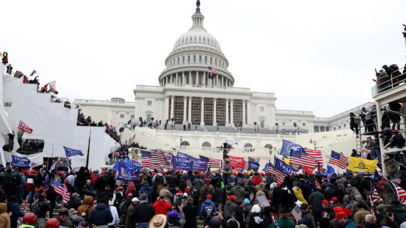 Manifestantes se reúnen frente al edificio del Capitolio de Estados Unidos, en Washington, el 6 de enero de 2021. (Tasos Katopodis/Getty Images)