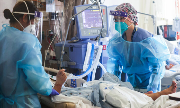 La teniente de la Fuerza Aérea de EE.UU., Allyson Black, una enfermera titulada, atiende a pacientes con COVID-19 en una unidad provisional de cuidados intensivos, en el Centro Médico Harbor-UCLA, en Torrance, California, el 21 de enero de 2021. (Mario Tama/Getty Images)
