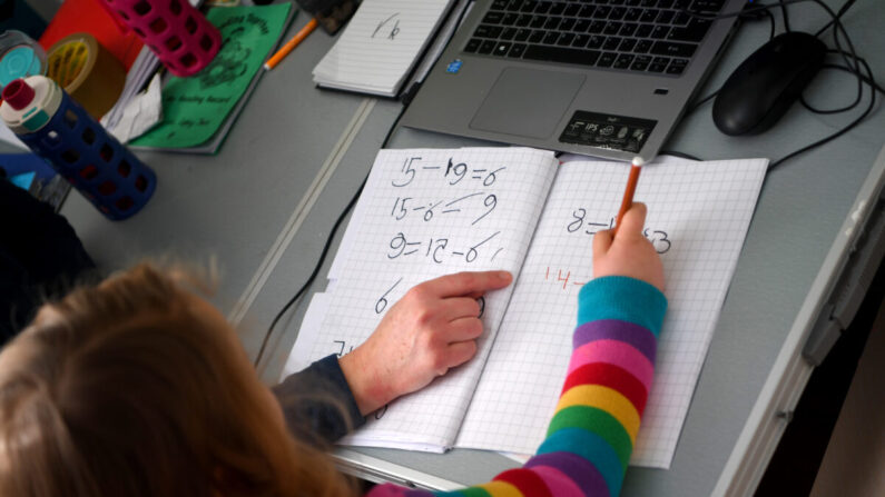 Una foto de archivo de una niña haciendosu tarea de matemáticas en su habitación el 25 de enero de 2021. (Gareth Copley/Getty Images).