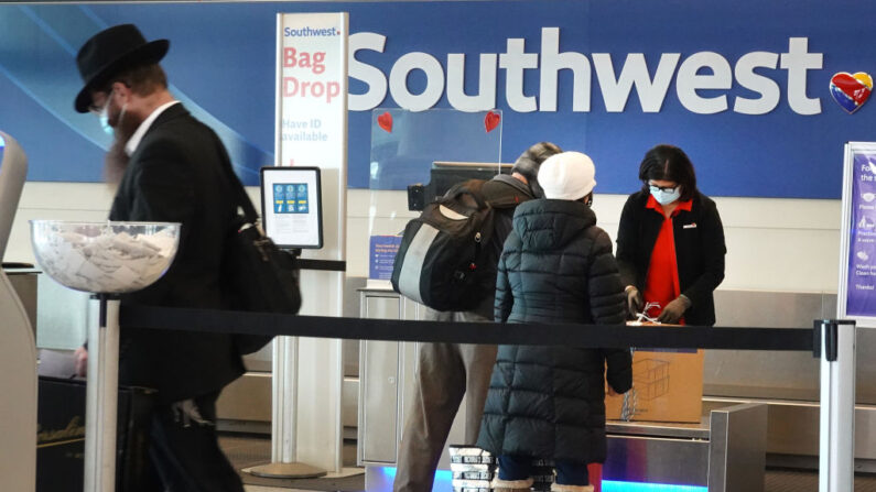 Los pasajeros se registran para los vuelos de Southwest Airlines en el Aeropuerto Internacional Midway el 28 de enero de 2021 en Chicago, Illinois. (Scott Olson/Getty Images)