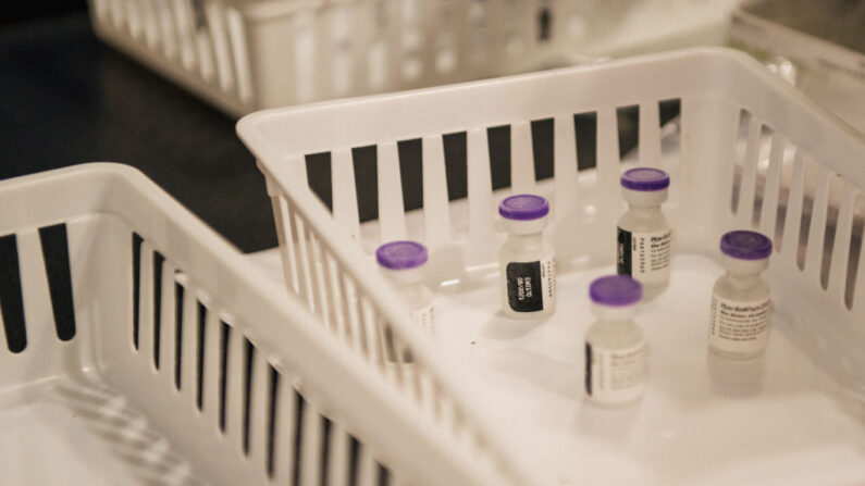 Viales de la vacuna anti-COVID antes de ser distribuidos, el 13 de mayo de 2021, en Houston, Texas. (Brandon Bell/Getty Images)