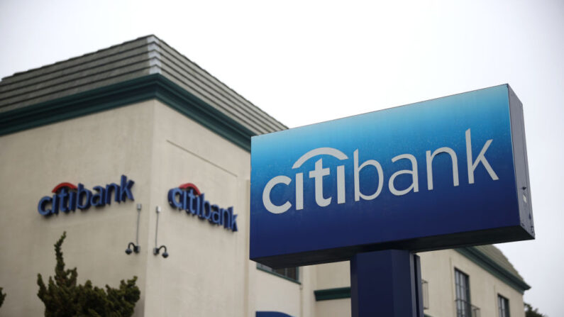 Un letrero se coloca frente a una sucursal de Citibank el 14 de julio de 2021 en Mill Valley, California. (Justin Sullivan/Getty Images)
