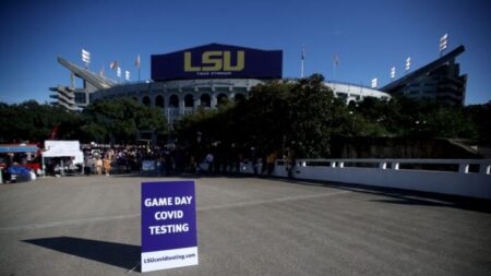 Universidad Estatal de Luisiana ya no exige pruebas y vacunas anti-COVID para ingresar a su estadio