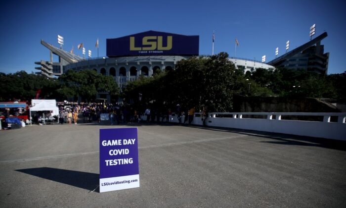 Un letrero que pide pruebas de COVID-19 frente al Tiger Stadium antes del juego entre Central Michigan y LSU el 18 de septiembre de 2021, en Baton Rouge, Louisiana. Los fanáticos que ingresaban al estadio debían proporcionar un comprobante de vacunación o una prueba reciente de COVID-19 negativa para ingresar al Tiger Stadium. (Sean Gardner/Getty Images)