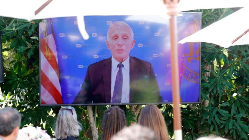 El Dr. Anthony Fauci, a través de un vídeo, habla durante la séptima edición de los Premios Humanitarios de Televisión de The Creative Coalition en Los Ángeles el 18 de septiembre de 2021. (Frazer Harrison/Getty Images)