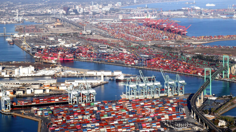 En una vista aérea, se ven contenedores de transporte y buques portacontenedores en los puertos de Long Beach y Los Ángeles el 20 de septiembre de 2021 cerca de Los Ángeles, California. (Mario Tama/Getty Images)
