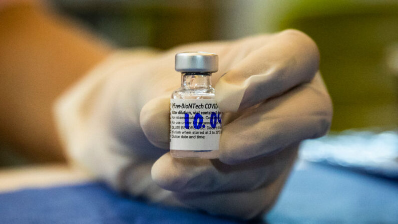 Un vial de la vacuna COVID-19 desarrollada por Pfizer-BioNTech se ve en el Hospital Vachira el 21 de septiembre de 2021 en Bangkok, Tailandia. (Lauren DeCicca/Getty Images)