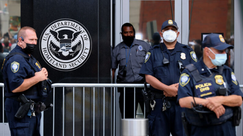 La Policía de Seguridad Nacional vigila mientras miles de manifestantes de todo el país se reúnen frente a la sede del Servicio de Inmigración y Control de Aduanas el 21 de septiembre de 2021 en Washington, DC. (Chip Somodevilla/Getty Images)
